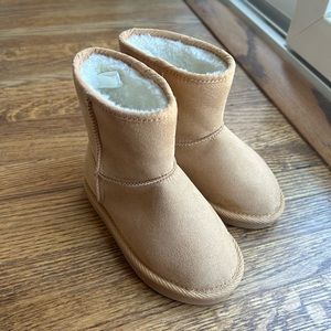 Old Navy toddler girls faux suede Sherpa boots. Size 8. Never worn.